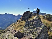 19 Ismaele alla croce di vetta del Monte delle galline (2131 m)